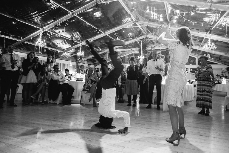 taniec na głowie podczas wesela w endorfina foksal 