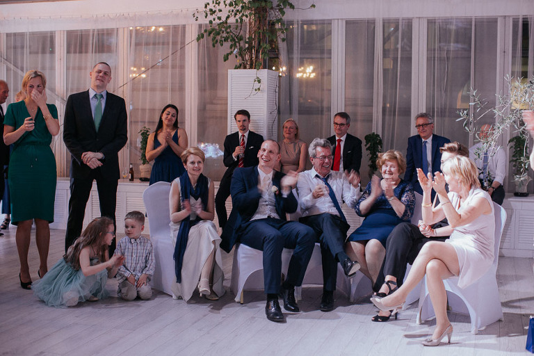 goście klaskający na weselu 