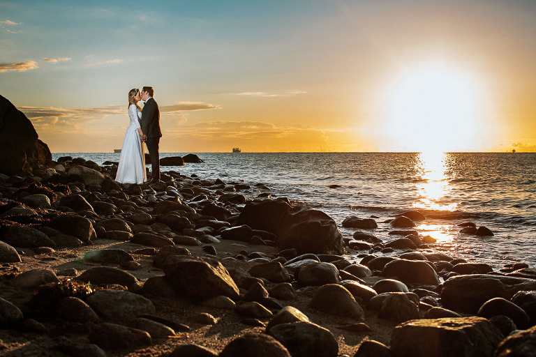Pozująca para podczas sesji zdjęciowej na plaży w Gdyni