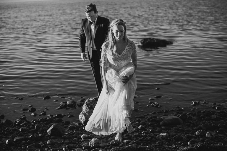 spacerująca para po kamieniach podczas Sesji zdjęciowej na plaży w Gdyni