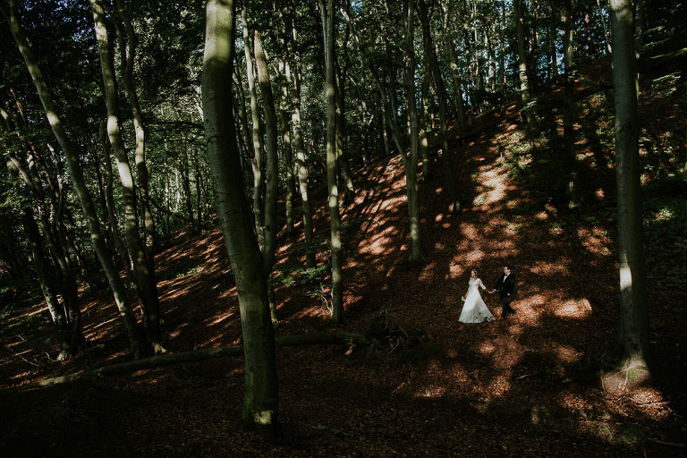 spacerująca para młoda po klifie w Orłowie