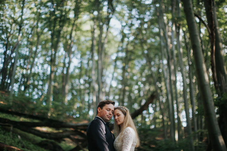 przytulona para młoda w lesie 