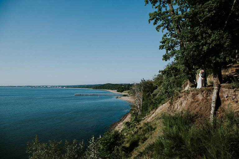 przytulona para młoda na skraju klifu w Orłowie Gdynia 