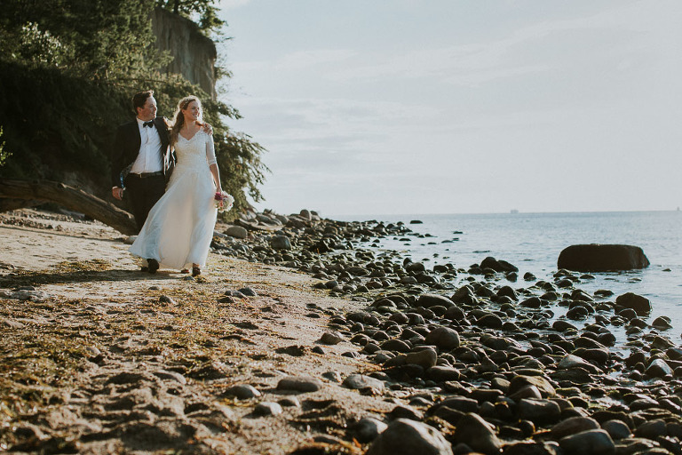 spacerująca para młoda po plaży w Gdyni 