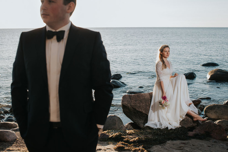 Pani młoda siedząca na kamieniu w Orłowie