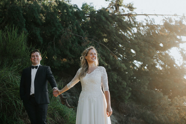 uśmiechnięta para młoda podczas sesji na plaży o wschodzie słońca 