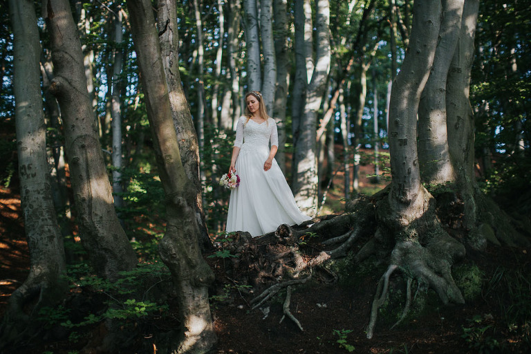 zdjęcie pani młodej w lesie w Gdyni Orłowo 