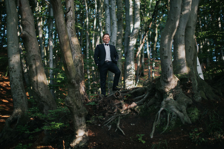 zdjęcie pana młodego w lesie w Gdyni Orłowo 