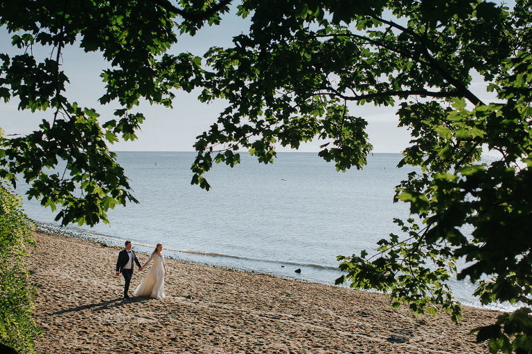 spacerująca para po plaży w Orłowie 