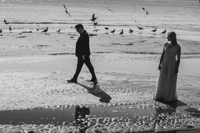 para młoda na plaży z mewami 