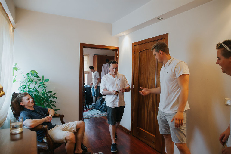 pan młody z kolegami podczas przygotowań do ślubu 