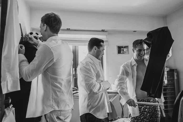 Panowie ubierają się przed ślubem 
