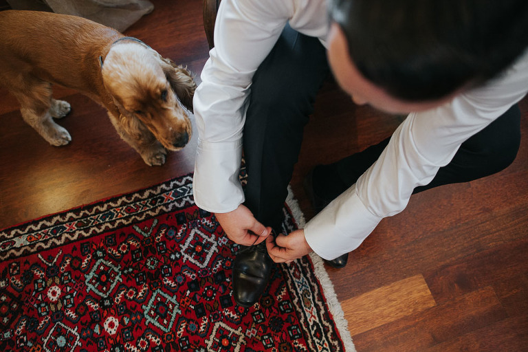 Pan młody wiąże buta oba znajduje się pies 