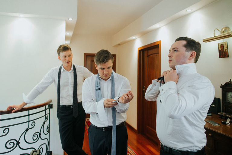 Panowie zakładają krawaty przed ślubem 