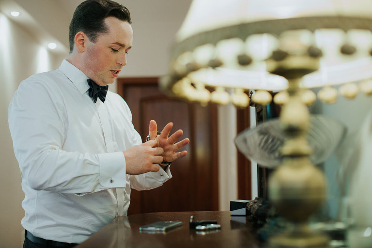 Pan młody zakłada zegarek 