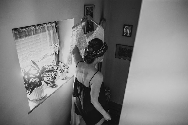 Pani młoda niesie swoją suknie 