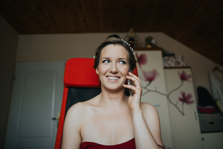 Pani młoda rozmawia przez telefon 