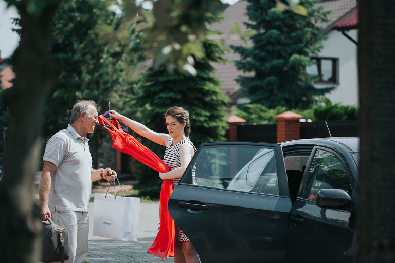 przyjazd świadkowej 