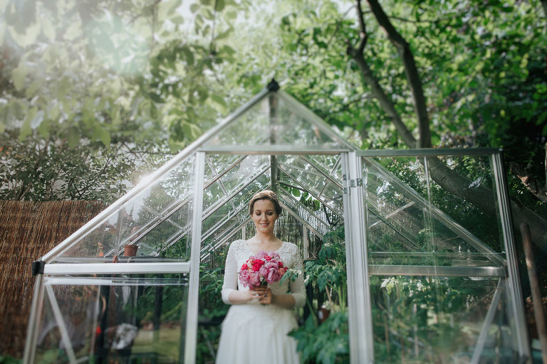 Portret Pani młodej w szklarni 