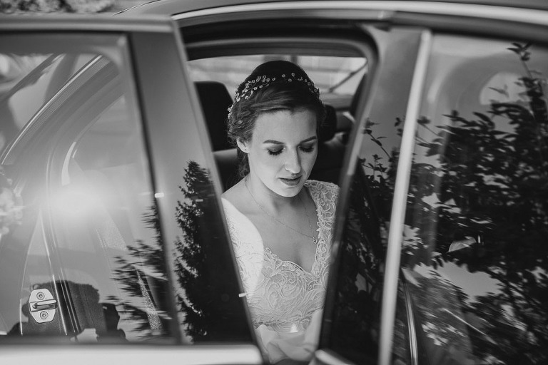 Pani młoda w samochodzie 