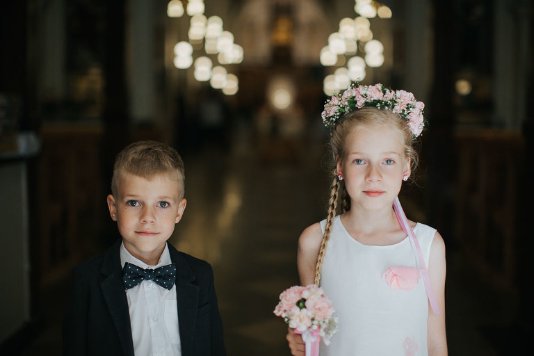 dzieci przed wejściem do kościoła na ślub 