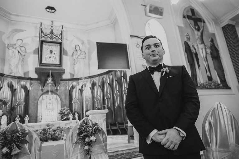 Pan młody czeka przed ołtarzem 
