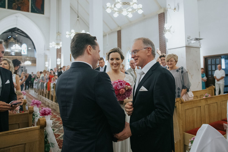 tata Pani młodej przekazuje rękę córki Panu młodemu 