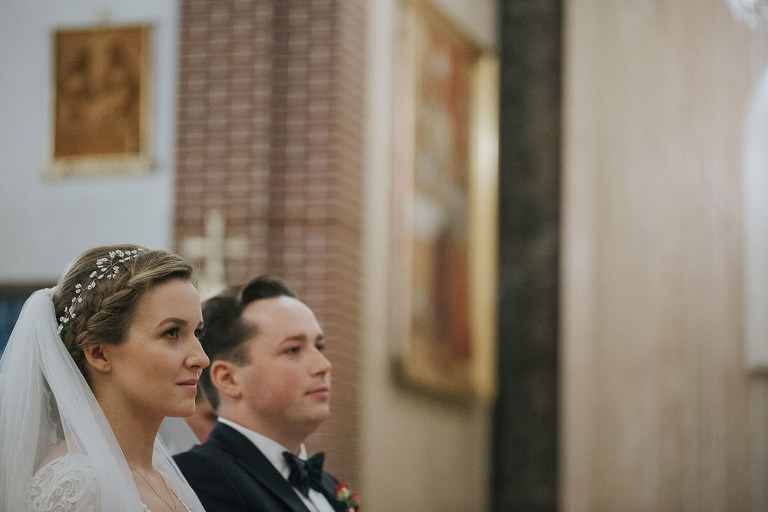 portret państwa młodych w trakcie ślubu 