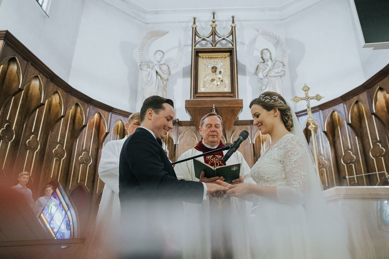 zakładanie obrączki przez Panią młodą 