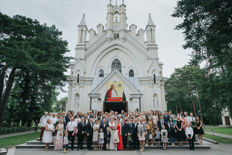Zdjęcie grupowe przed kościołem po ślubie 