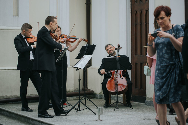 skrzypce i wiolonczela grająca na ślubie 