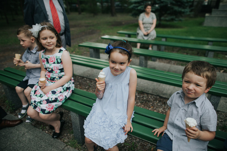 dzieci jedzące lody przed kościołem po ślubie 