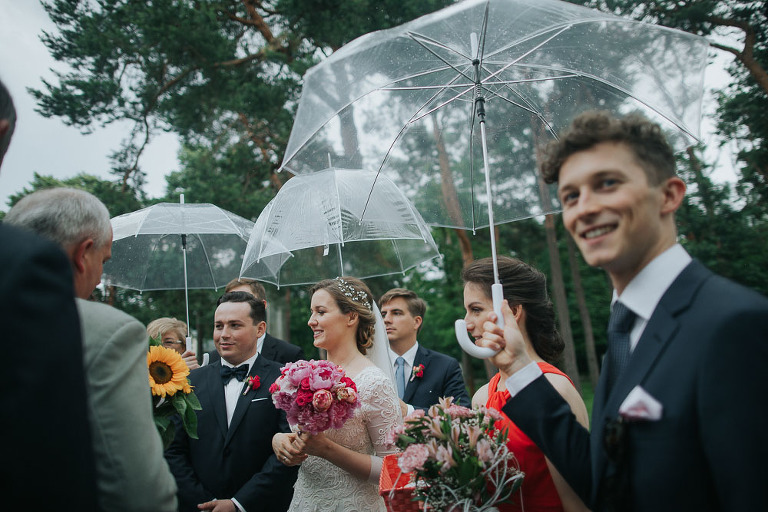 deszcz podczas składania życzeń po ślubie 