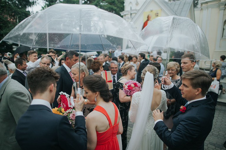 parasolki podczas deszczu na ślubie 