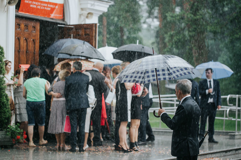 mocny deszcz na ślubie 