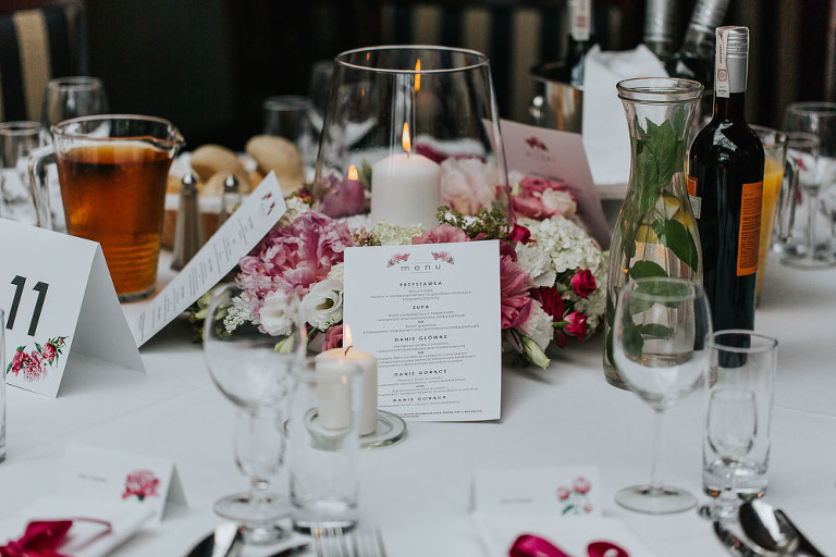 menu na stole weselnym 