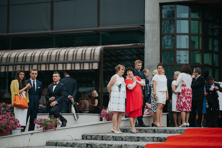 goście czekający na przyjazd pary młodej 