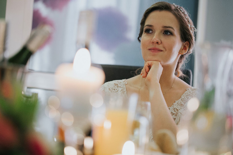 pani młoda przy stole na weselu 