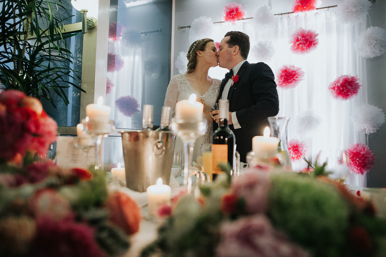 pocałunek nowożeńców na weselu 