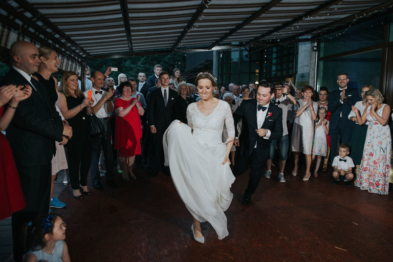 pierwszy taniec pary młodej na weselu 