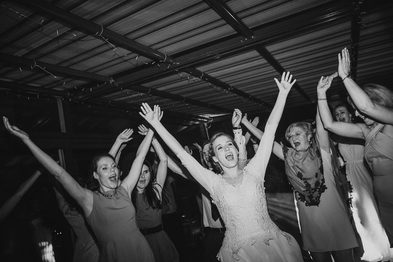 pani młoda energicznie bawiąca się na weselu 