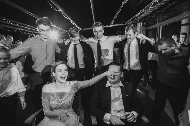 rzut muchą na weselu 