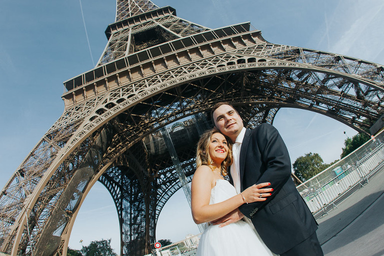 ślubna para na tle wieży Eiffla w Paryżu 