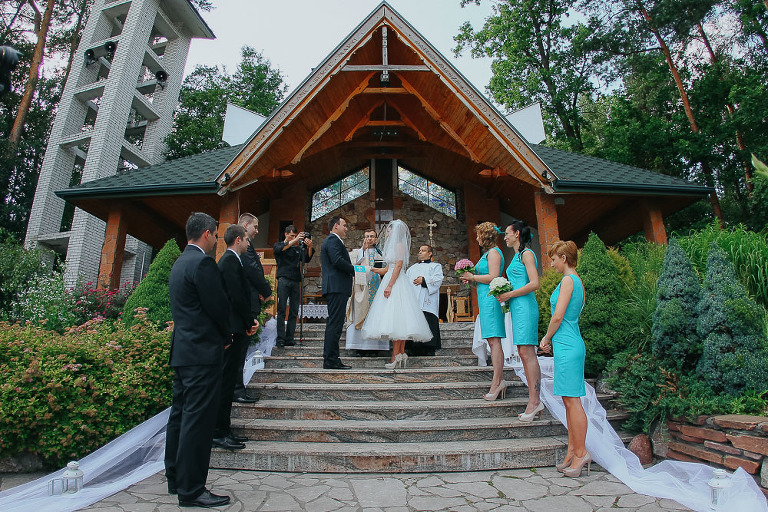 uroczystość ślubna odbywająca się w plenerze