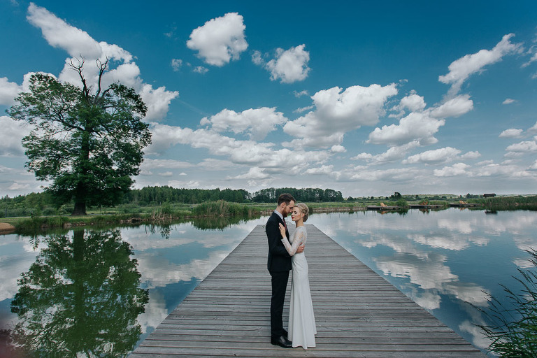 plener w dniu ślubu nad jeziorem