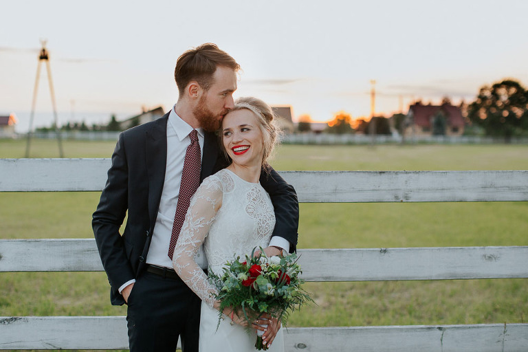 przytulona para na tle zachodu słońca 