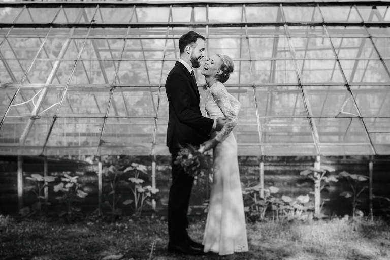 radosna pani młoda podczas sesji ślubnej w szklarni 