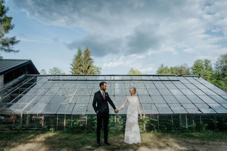 sesja ślubna na tle szklarni 
