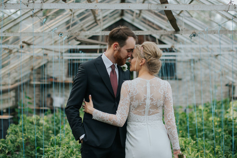 portret ślubny w szklarni 