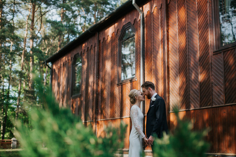 zdjęcia ślubne przy kościele 